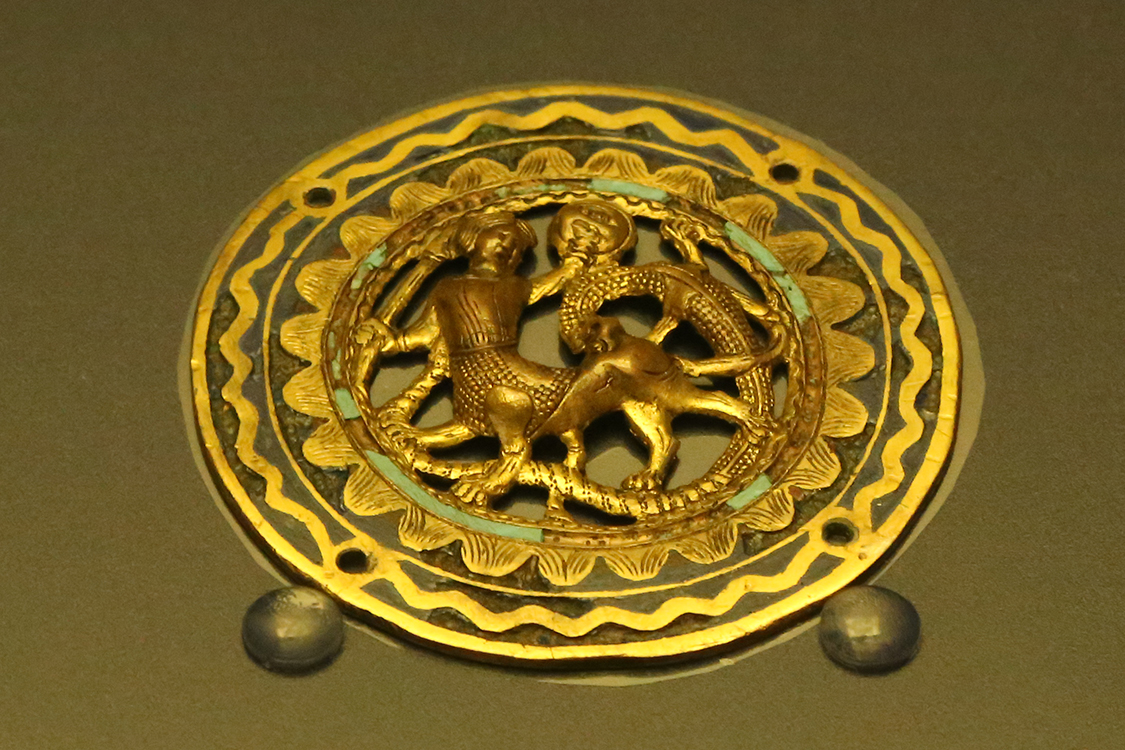 LoScrignoDelCardinale_56.jpg - Quattro medaglioni: due con draghi alati; uno con centauro e drago; uno con creatura ibrida Stile di Limoges, XIX - XX secolo Rame (il 19/S ottone) fuso, inciso, cesellato, dorato e smalto champlevé Torino, Palazzo Madama - Museo Civico