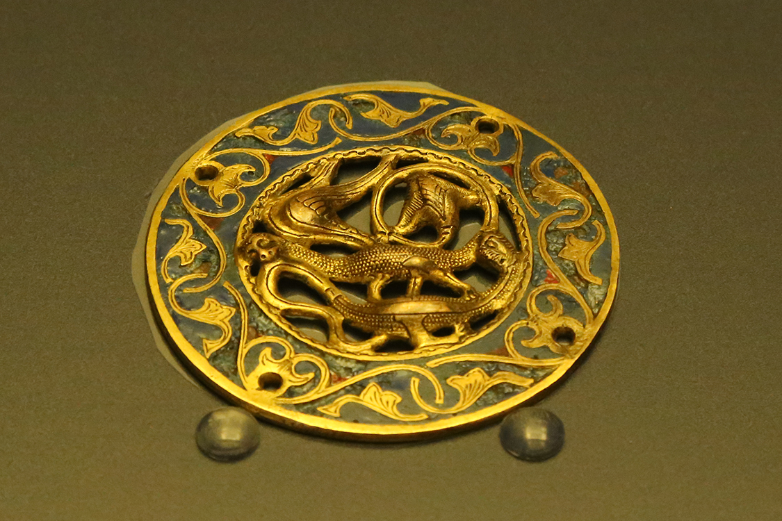 LoScrignoDelCardinale_58.jpg - Medaglione con draghi alati  Stile di Limoges, XIX - XX secolo  Rame fuso, inciso, cesellato, dorato e smalto champlevé Parigi, musée de Cluny