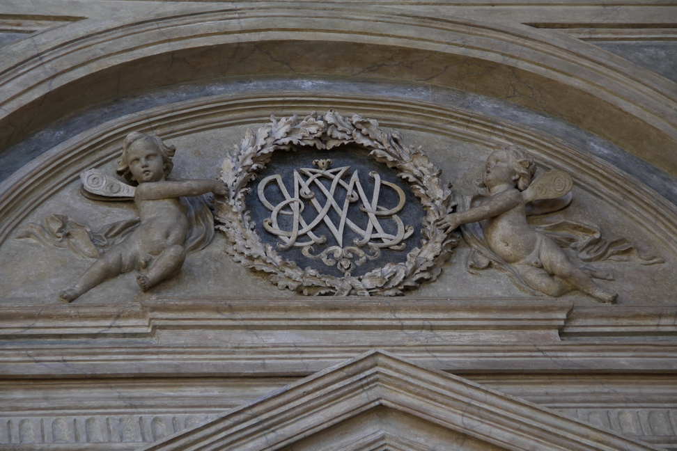 Nuvole_002.JPG - Torino - Palazzo Madama - Medaglione in stucco con il monogramma della Madama Reale Maria Giovanna Battista di Savoia-Nemours M J B (Marie JeanneBaptiste).