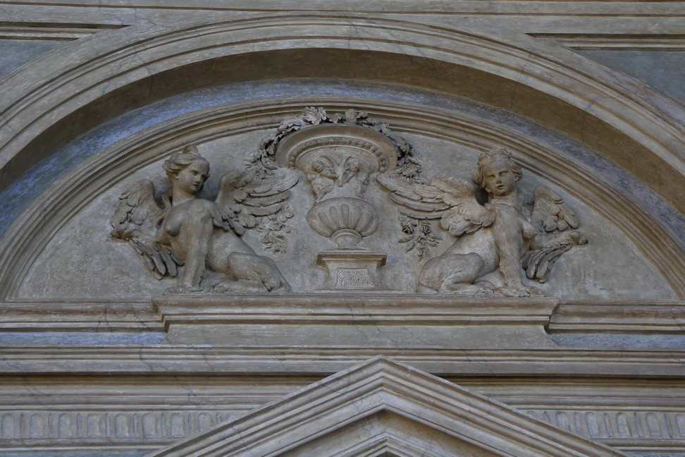 Nuvole_003.JPG - Torino - Palazzo Madama - Scalone d'onore - Medaglione in stucco con sfingi alate e vaso.