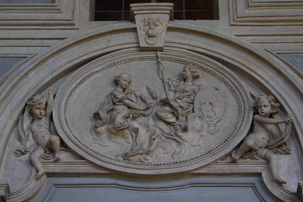 Nuvole_006.JPG - Torino - Palazzo Madama - Scalone d'onore - Medaglione in stucco con figure allegoriche.