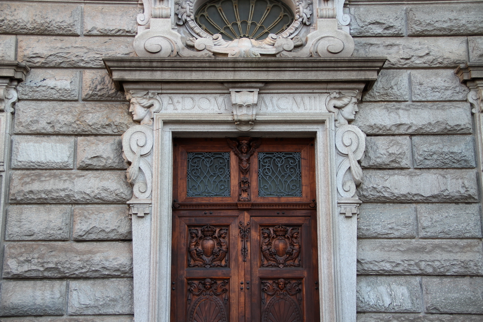 Nuvole_012.JPG - Torino - Palazzo Reale - Manica Nuova - Cariatidi e architrave recante la data.