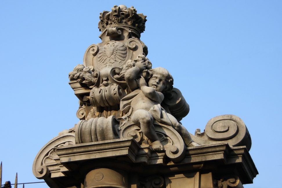 Nuvole_015.JPG - Torino - Palazzo Reale - Manica Nuova - Via XX Settembre - Una delle colonne del cancello di ingresso della Galleria Sabauda sormontata da putto e corona reale.