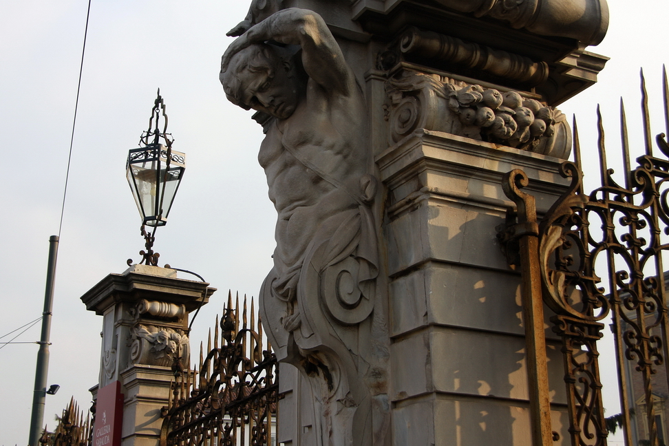 Nuvole_016.JPG - Torino - Palazzo Reale - Manica Nuova - Via XX Settembre - Telamone su una colonna del cancello. Ai lati corone di frutta.