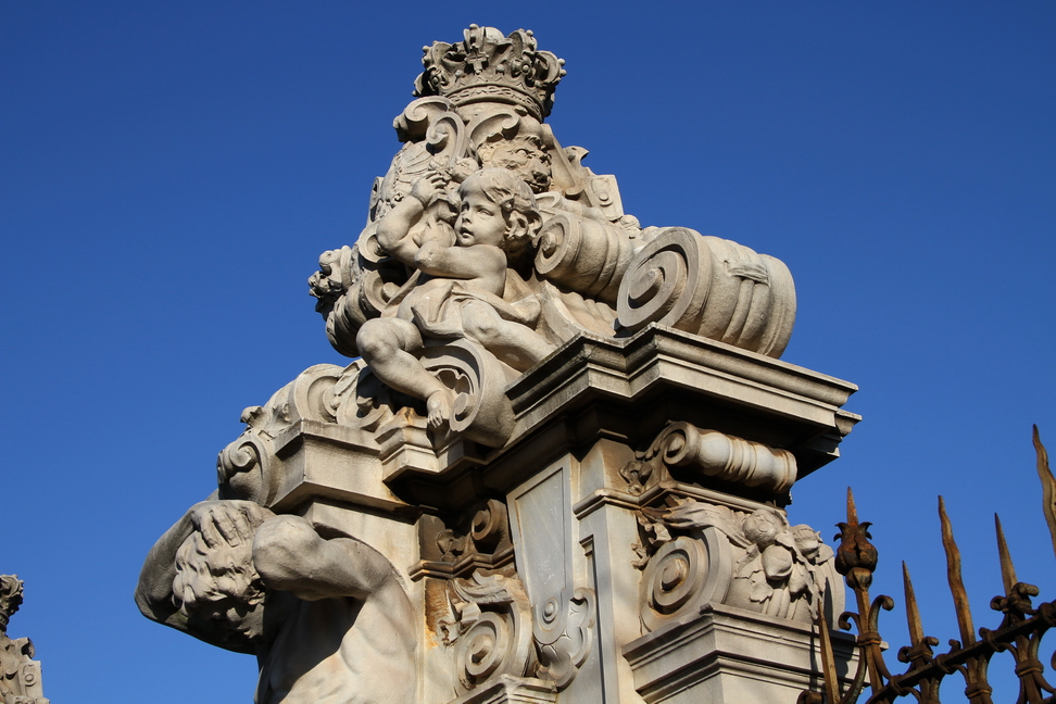 Nuvole_019.JPG - Torino - Palazzo Reale - Manica Nuova - Via XX Settembre -  Colonna del cancello di ingresso della Galleria Sabauda sormontata da putto e corona reale.