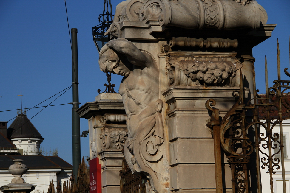 Nuvole_020.JPG - Torino - Palazzo Reale - Manica Nuova - Via XX Settembre - Telamone su una colonna del cancello. Ai lati corone di frutta.