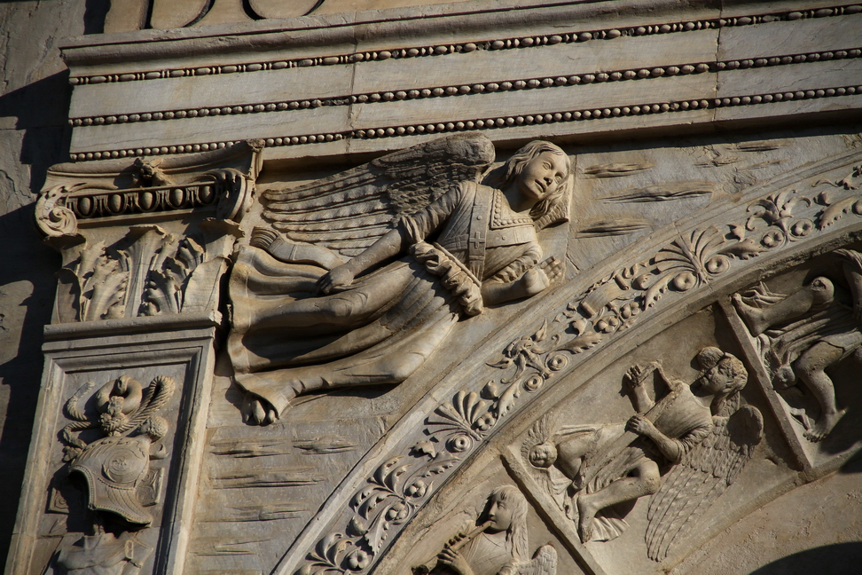 Nuvole_026.JPG - Torino - Duomo - Particolare Angelo su portone ingresso.