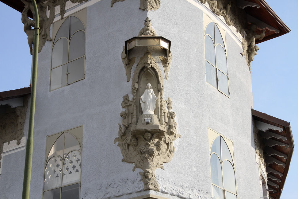 Nuvole_053.JPG - Torino - Via Borgaro - Particolare nicchia con statua della Madonna su un angolo della casa.