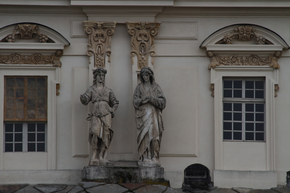 Nuvole_058.JPG - Torino - Viale Mattioli - Castello del Valentino - L'antico castello fu acquistato da Emanuele Filiberto di Savoia, il duca Testa di Ferro, su consiglio di Andrea Palladio. Questa struttura ospitò nobili famiglie come i Saintmerane, i Cicogna, i Pacelli ed i Calvi. Il castello deve la sua forma attuale ad una Madama Reale, la giovanissima Maria Cristina di Borbone (sposa di Vittorio Amedeo I di Savoia e figlia di Enrico IV, primo re di Francia di ramo borbonico). Francese è lo stile di questo splendido palazzo: quattro torri angolari cingono l'edificio a forma di ferro di cavallo, con un'ampia corte a pavimento marmoreo. Sulla facciata spicca il grande stemma sabaudo e sopra il loggione quattro statue allegoriche.