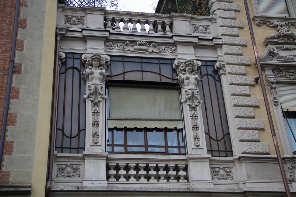 Nuvole_070.JPG - Torino - Corso Luigi Einaudi - Cariatidi a mezzo busto che reggono una balconata.