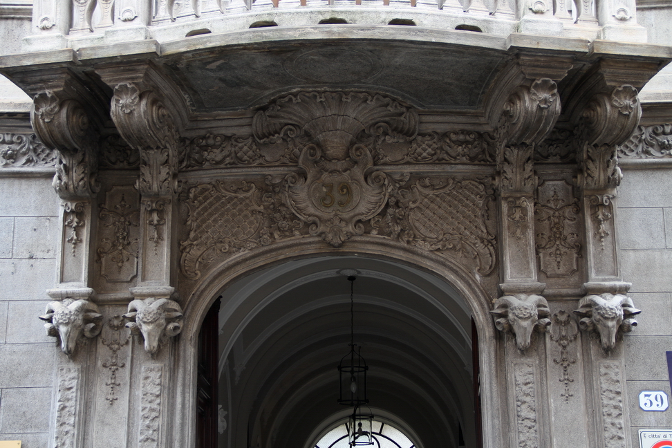 Nuvole_078.JPG - Torino - Via Lamarmora - Sotto balcone riccamente scolpito e colonne sormontate da teste ovine.