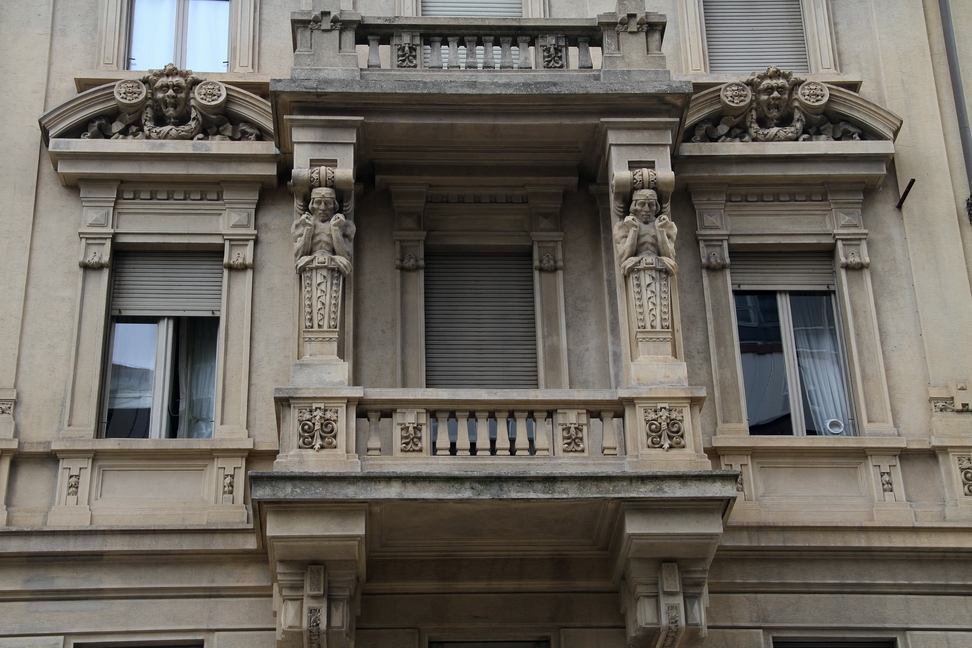 Nuvole_080.JPG - Torino - Via Guicciardini - Telamoni che sembra sorreggano il balcone appoggiando i gomiti.