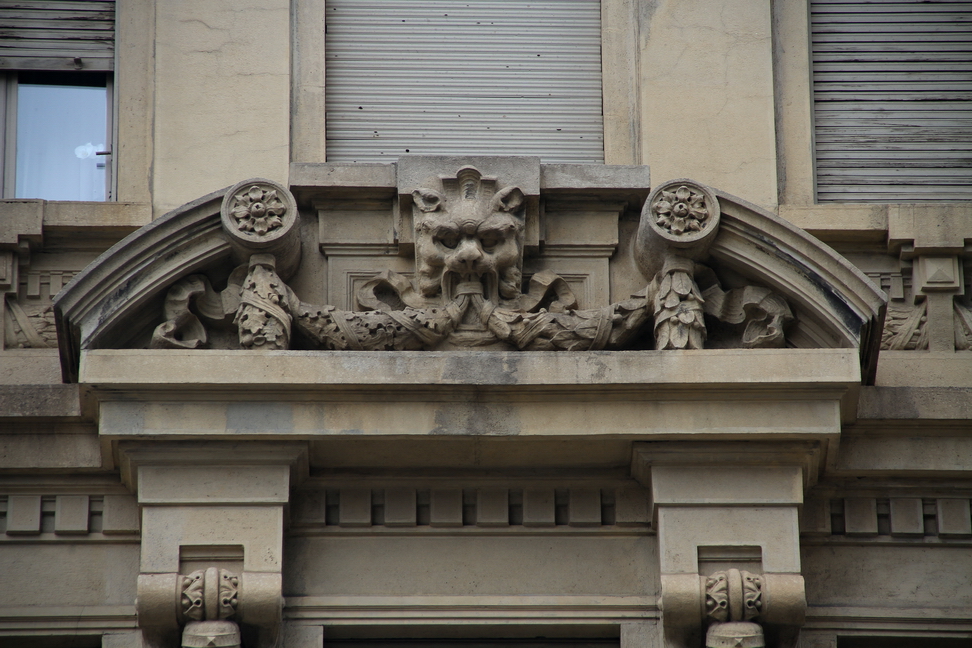Nuvole_082.JPG - Torino - Via Guicciardini - Mensola sopra finestra con mascherone a forma di testa di animale.
