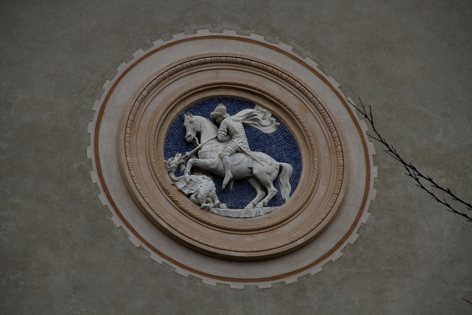 Nuvole_086.JPG - Torino - Via Legnano - Medaglione con cavaliere che uccide il drago.