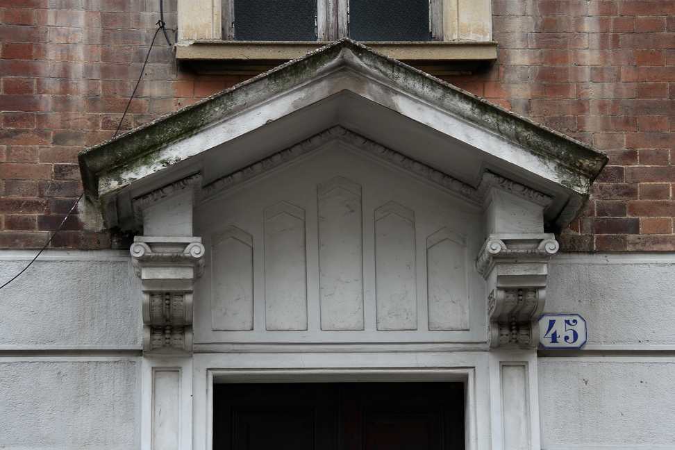 Nuvole_096.JPG - Torino - Corso Rodolfo Gabrielli Detto Montevecchio - Sopraporta a tempietto.