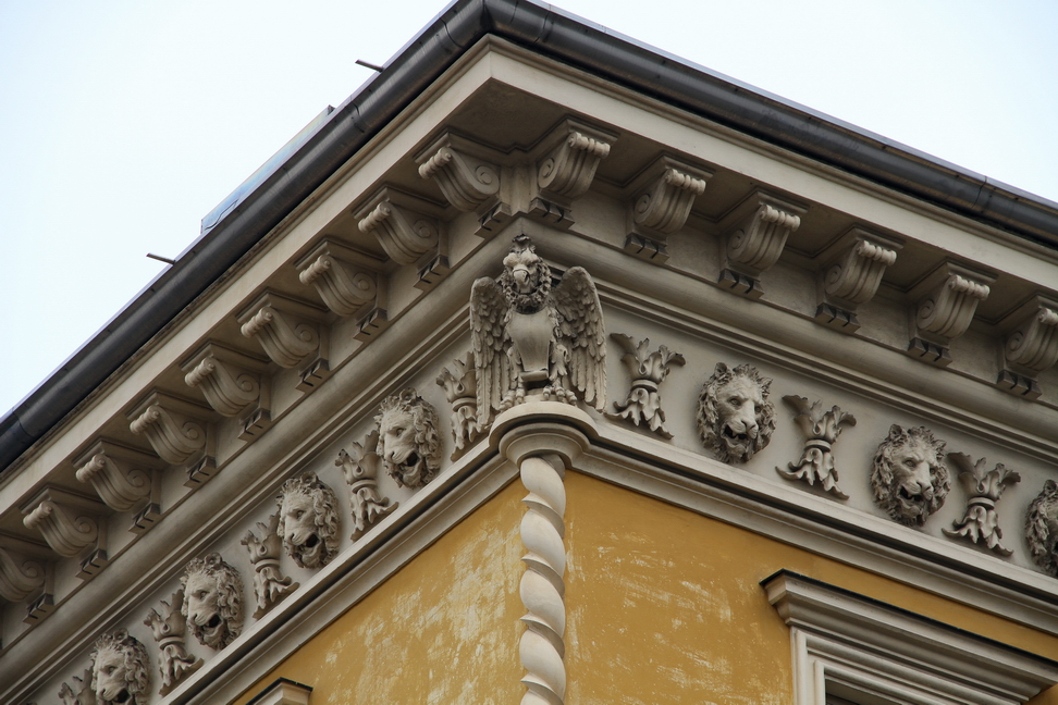 Nuvole_110.JPG - Torino - Via Manfredo Fanti - Cornice sottotetto con teste di leone e aquila.