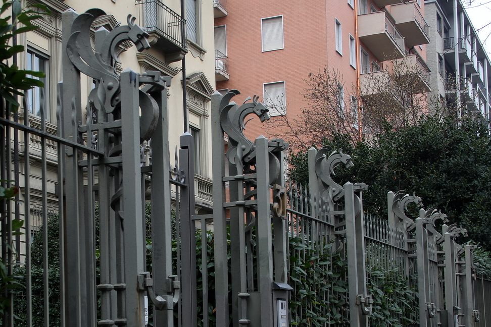 Nuvole_112.JPG - Torino - Corso Stati Uniti - Cancellata con colonnine a forma di drago.