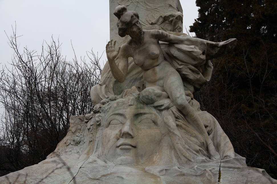 Nuvole_116.JPG - Torino - Corso Rodolfo Gabrielli Detto Montevecchio - Monumento a Galileo Ferraris - Il basamento è ornato con una sfinge alata e una fanciulla, allegorie dell’enigma della natura e della verità della scienza.