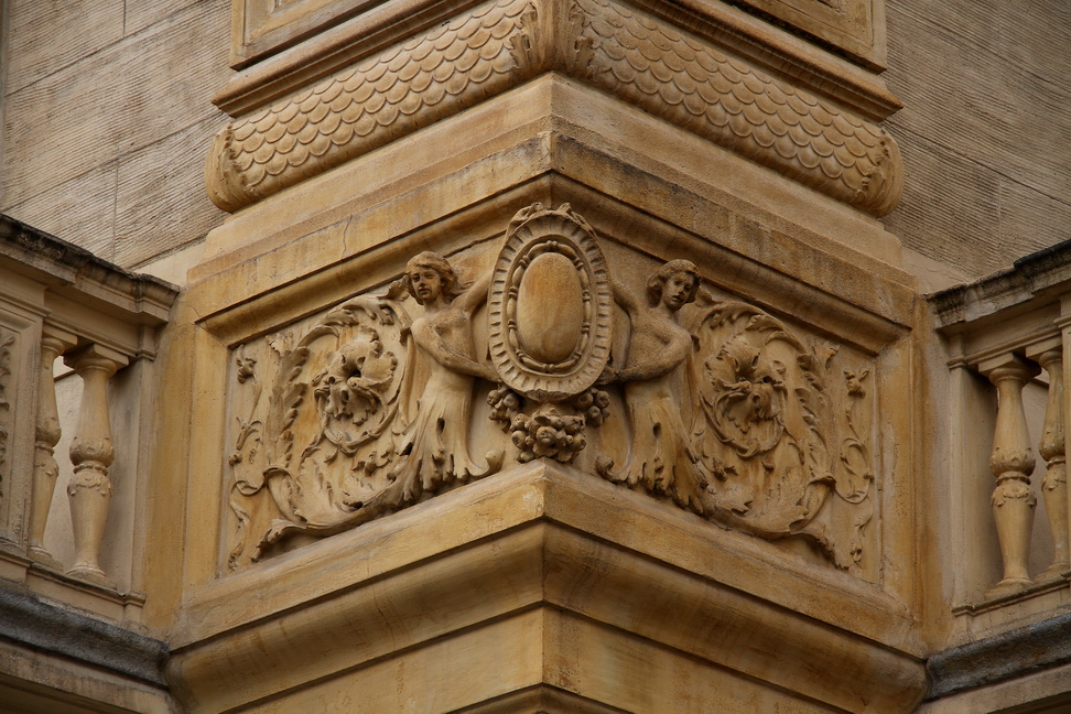 Nuvole_122.JPG - Torino - Via Legnano - Colonna decorata con figure femminili terminanti in motivi floreali che sorreggono stemma.