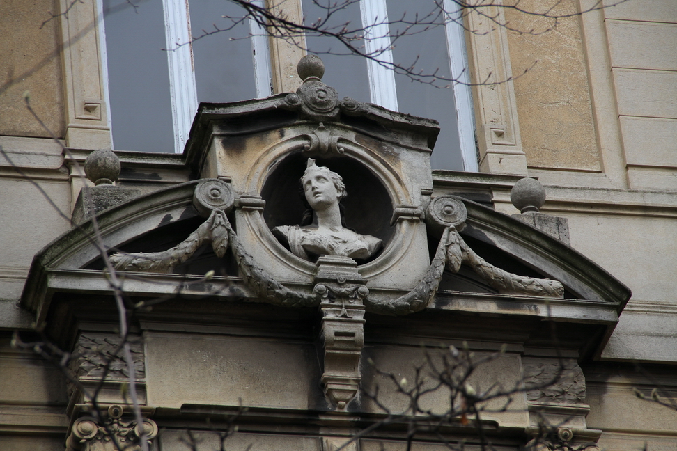 Nuvole_128.JPG - Torino - Corso Galileo Ferraris - Soprafinestra con rosone e busto femminile.