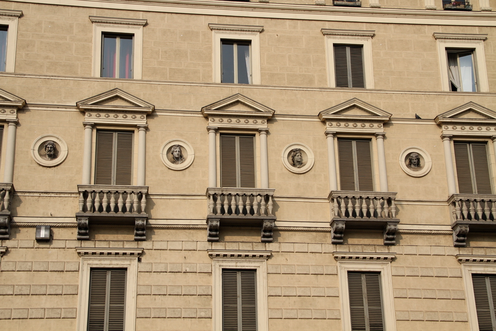 Nuvole_148.JPG - Torino - Piazza Solferino - Rosoni con busti.