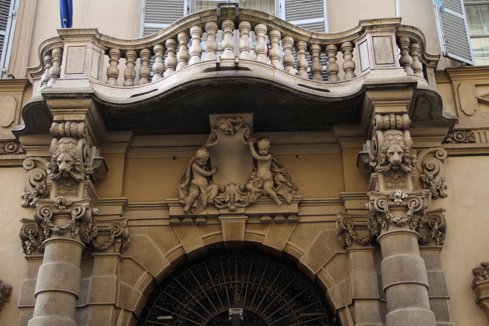 Nuvole_162.JPG - Torino - Via Vittorio Alfieri - Putti avvolti in ampi drappi sorreggono uno stemma. - Palazzo Lascaris venne costruito tra il 1663 ed il 1665 per il conte Giovanni Battista Beggiamo dall'impresario luganese Domenico Bernardi, su probabile disegno di Amedeo di Castellamonte. Giunto nel 1803 alla famiglia Lascaris, nel corso dell'ottocento diviene sede di numerosi istituzioni. Nel 1975 viene acquistato dalla Regione Piemonte, che ne fa la sede del Consiglio regionale.