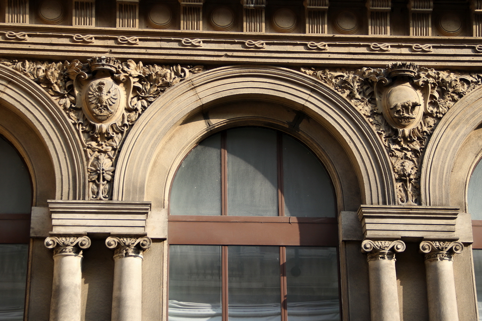 Nuvole_164.JPG - Torino - Via Vittorio Alfieri - Palazzo delle Poste e Telegrafi - Stemmi con aquila e lupa capitolina su decorazioni di foglie. -  l'edificio venne progettato da Ernesto Ghiotti e inaugurato nel 1911, l'anno della grande esposizione di Torino per il cinquantenario dell'unità d'Italia. In ricordo dei postelegrafonici caduti nel corso della prima guerra mondiale, venne posta nell'atrio una statua della Vittoria, di Edoardo Rubino.