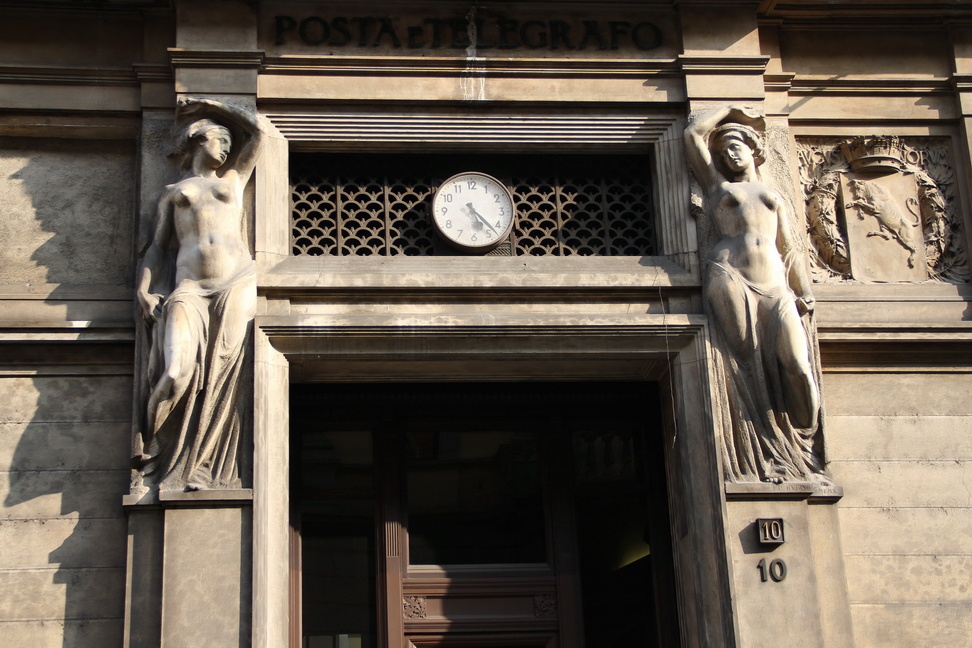 Nuvole_165.JPG - Torino - Via Vittorio Alfieri - Palazzo delle Poste e Telegrafi - Cariatidi a figura intera con veli semitrasparenti che dalla vita scendono fino ai piedi. L'orologio non funziona!