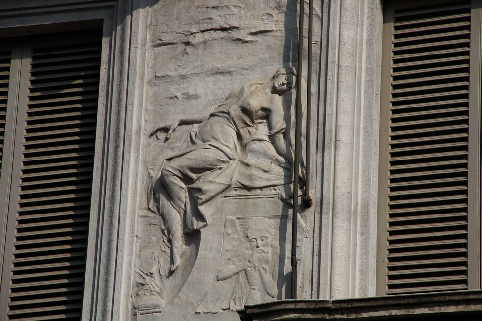 Nuvole_235.JPG - Torino - Corso Rodolfo Gabrielli Detto Montevecchio - Altorilievo con figura di donna dormiente. In basso figura di vecchio barbuto e alato (forse il tempo?).