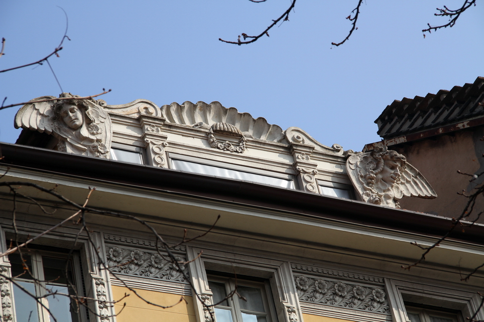 Nuvole_240.JPG - Torino - Corso Rodolfo Gabrielli Detto Montevecchio - Cornice sopra il tetto con due mascheroni alati.