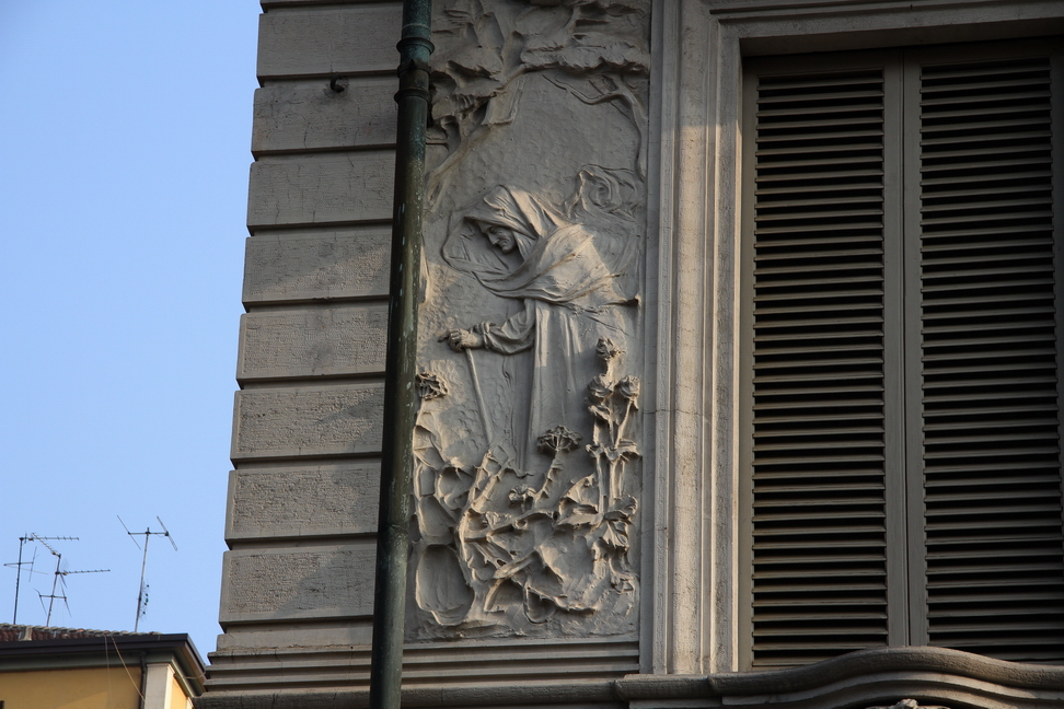 Nuvole_243.JPG - Torino - Corso Rodolfo Gabrielli Detto Montevecchio - Altorilievo con figura di donna anziana circondata di rose con lunghe spine (Forse la morte?).