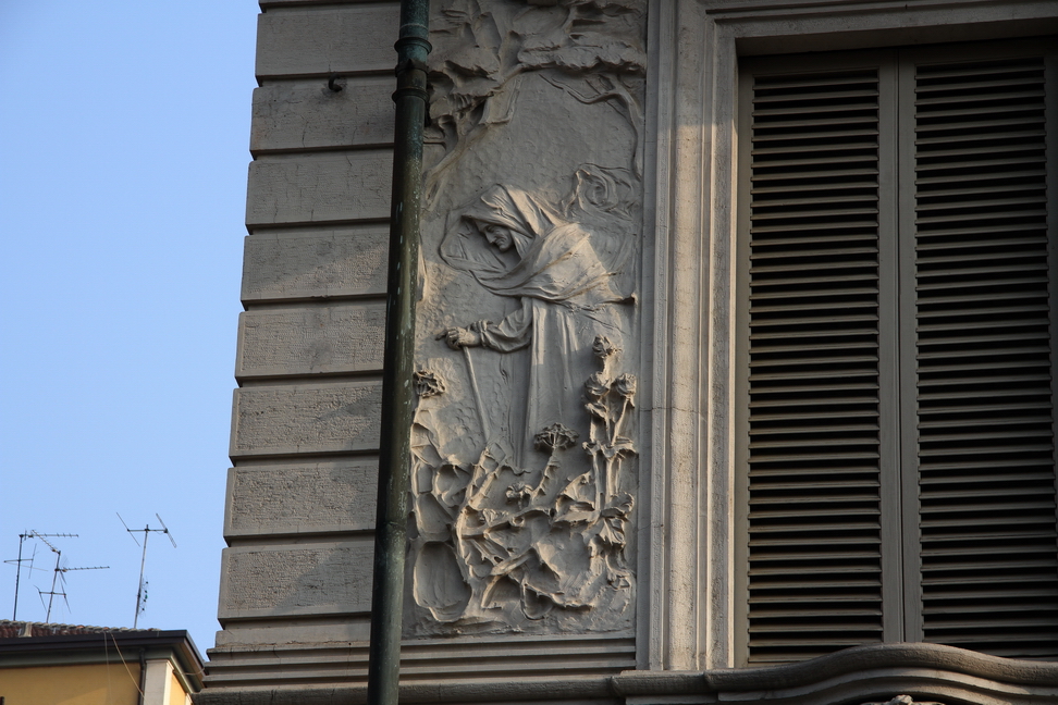 Nuvole_243.JPG - Torino - Corso Rodolfo Gabrielli Detto Montevecchio - Altorilievo con figura di donna anziana circondata di rose con lunghe spine (Forse la morte?).