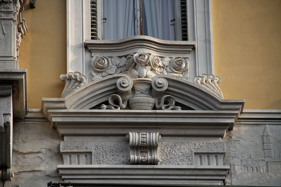 Nuvole_246.JPG - Torino - Corso Rodolfo Gabrielli Detto Montevecchio - Soprafinestra con decorazioni a grandi fiori.