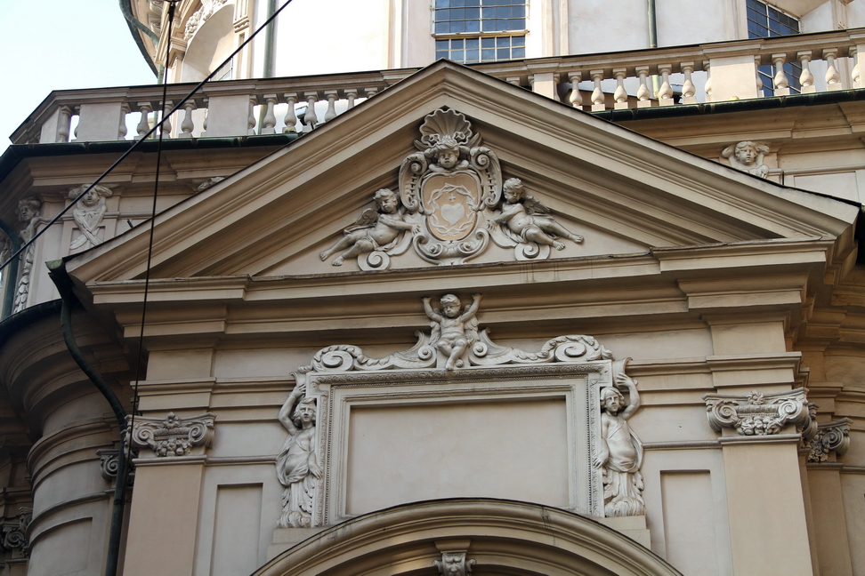 Nuvole_262.JPG - Torino - Via dell'Arsenale - Chiesa dell'Immacolata Concezione progettata nel 1672 da Guarino Guarini per i Preti della Missione di San Vincenzo de Paoli. - Timpano con angeli che sorreggono uno stemma con cuore tra corona di spine.