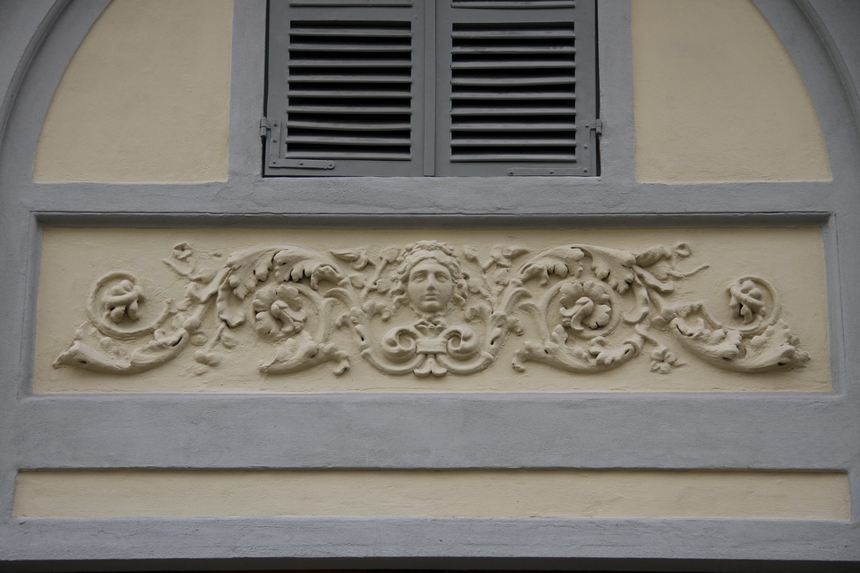 Nuvole_292.JPG - Torino - Via Giuseppe Mazzini - Cornice con figura femminile tra volute di fiori.