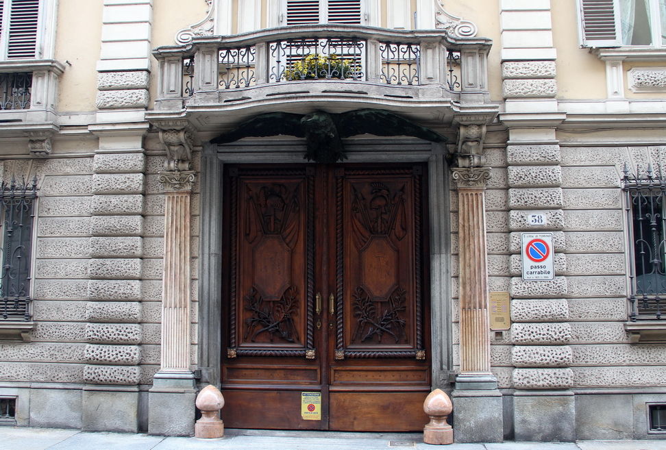 Nuvole_294.JPG - Torino - Via della Rocca - Aquila con sul dorso il numero civico e in bocca un ramoscello sopra bellissimo portone scolpito.