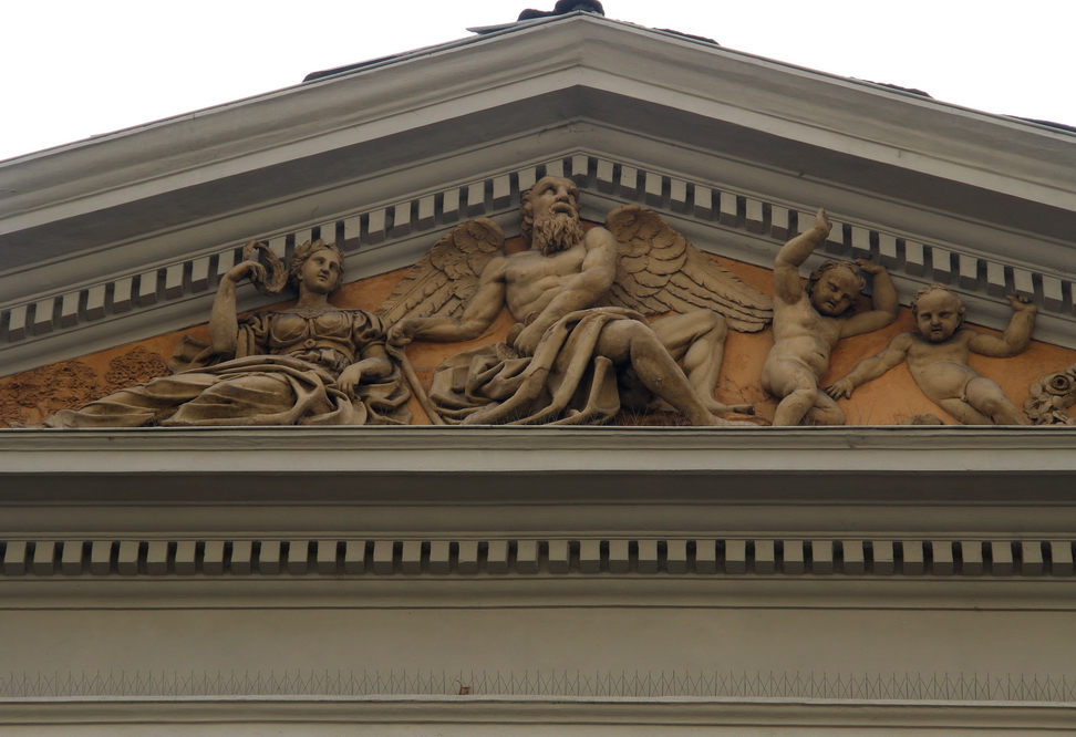 Nuvole_344.JPG - Torino - Via della Rocca - Timpano decorato con altorilievo di figura maschile alata, il tempo, e ai suoi fianchi una figura femminile, la gloria, e due piccoli putti.