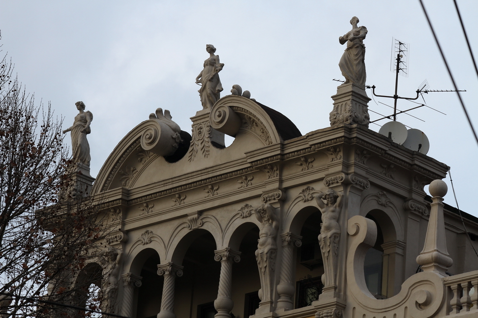 Nuvole_347.JPG - Torino - Corso Vittorio Emanuele - Cariatidi e telamoni su balconata sormontata da statue di figure femminili.