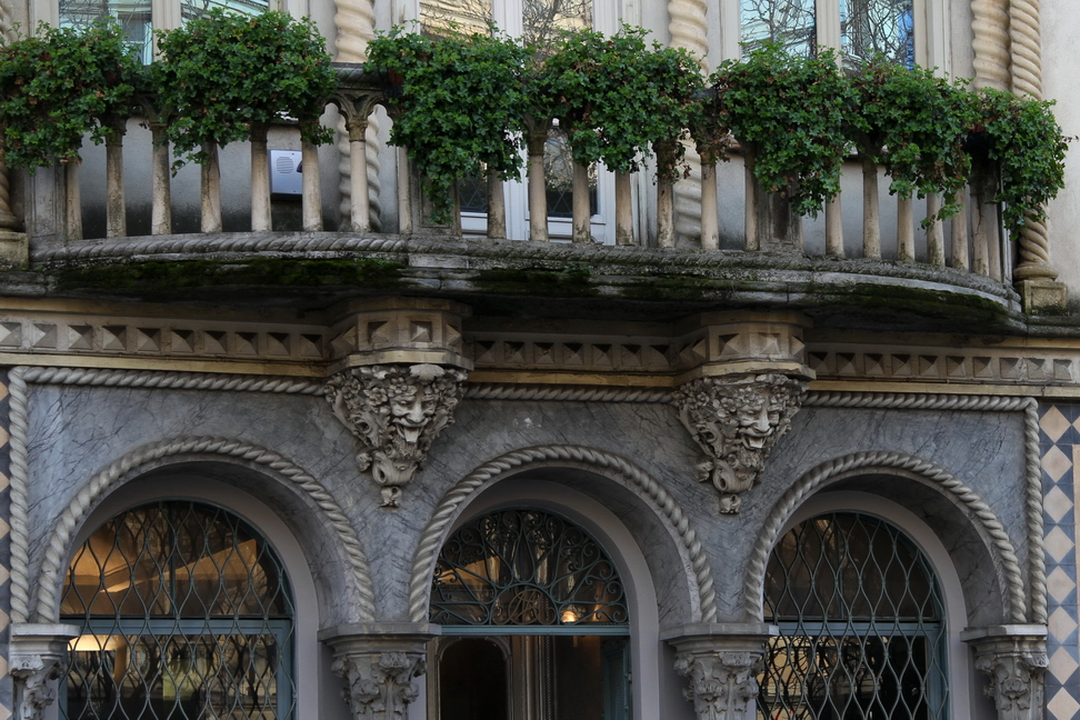 Nuvole_367.JPG - Torino - Corso Matteotti - Mascheroni ornati di fiori.