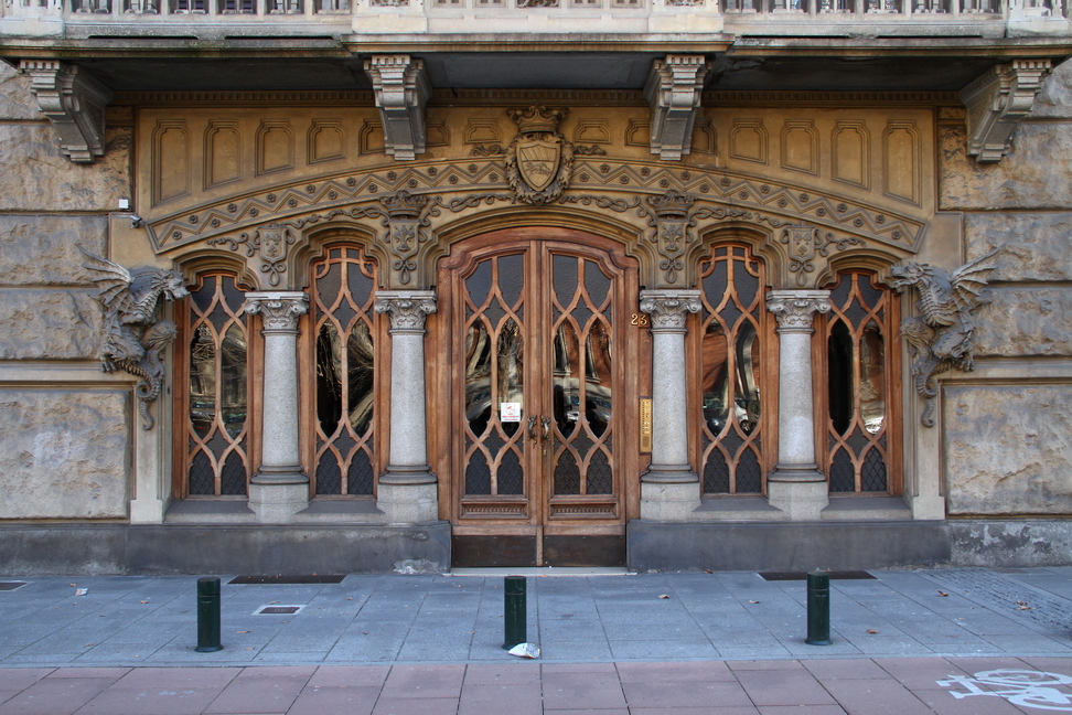 Nuvole_381.JPG - Torino - Corso Francia - Palazzo dei draghi. Così detto per le varie figure di draghi che lo ornano. Fu edificato nel 1920.