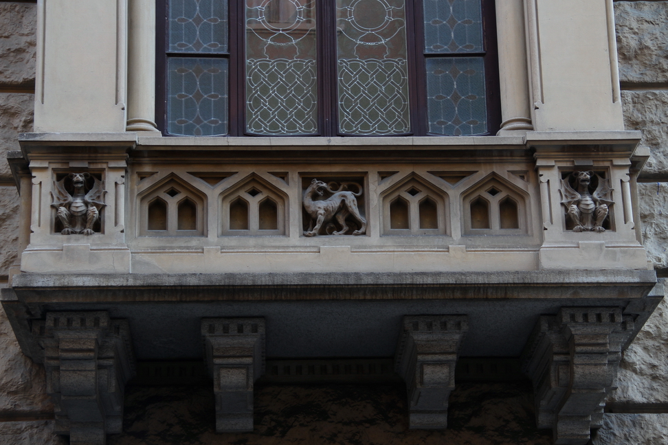 Nuvole_386.JPG - Torino - Via Pietro Palmieri - Balcone con nicchie con figure di draghi .