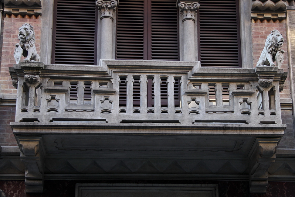 Nuvole_394.JPG - Torino - Via Giacinto Collegno - Balcone con due leoni ai lati che reggono uno stemma.