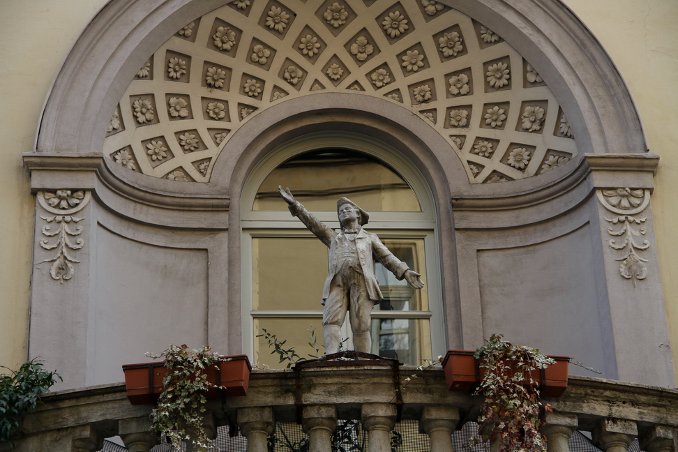 Nuvole_425.JPG - Torino - Via Principe Amedeo - Ex teatro Gianduja - Loggione con la statua della maschera piemontese Gianduja. Storico teatro dotato di quattro ordini di palchi e 1300 posti. Nel 1821 vide nascere i sussulti politici che avrebbero portato alla concessione della Costituzione da parte di Carlo Alberto. Edificato nel 1821 su progetto di Giacomo Pregliasco. Dopo il 1881, giudicato non più idoneo ad accogliere vasto pubblico, vi si trasferì la compagnia di marionette Lupi (1884) e nel 1891 assunse il nome di Teatro Gianduja. Nel 1936 il teatro, in declino a causa della concorrenza delle sale cinematografiche, chiuse. Nel 1940 si pensò ad una trasformazione in cine-teatro, su progetto di Ottorino Aloisio, lasciando tuttavia inalterata la facciata che nel nuovo disegno costituì il muro di chiusura del palcoscenico.