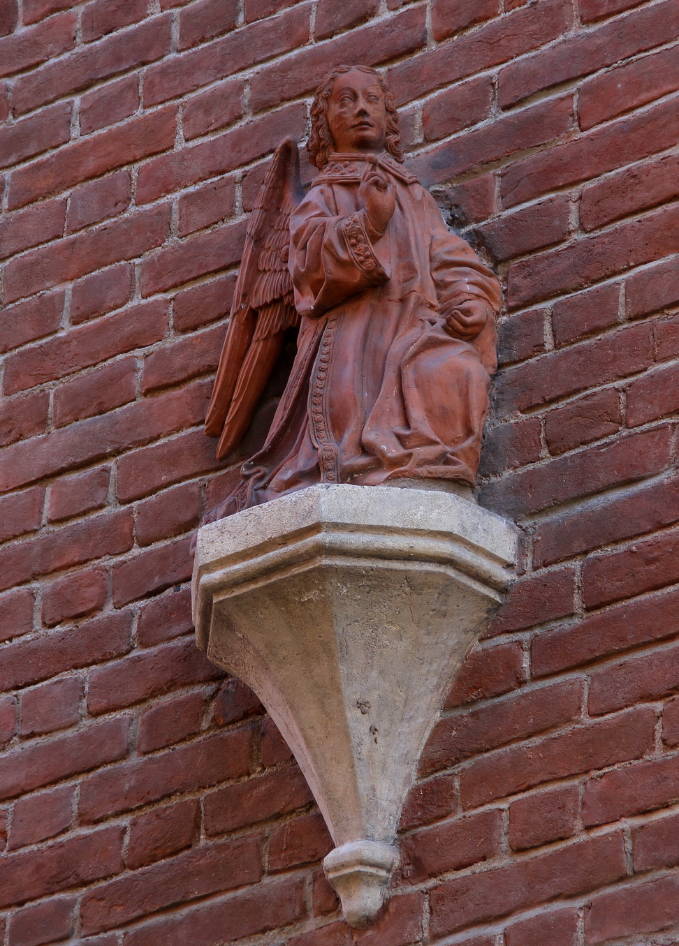 Nuvole_443.JPG - Torino - Borgo Medioevale - Statua in cotto su mensola rappresentante un angelo.