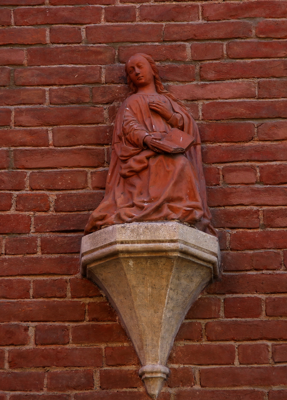 Nuvole_444.JPG - Torino - Borgo Medioevale - Statua in cotto