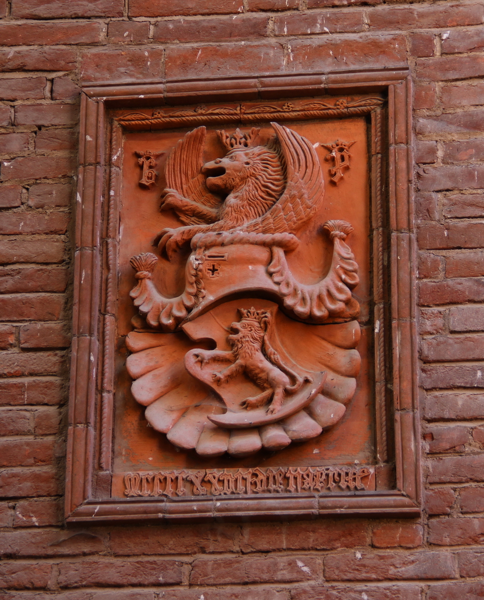 Nuvole_447.JPG - Torino - Borgo Medioevale - Stemma in cotto con cornice.
