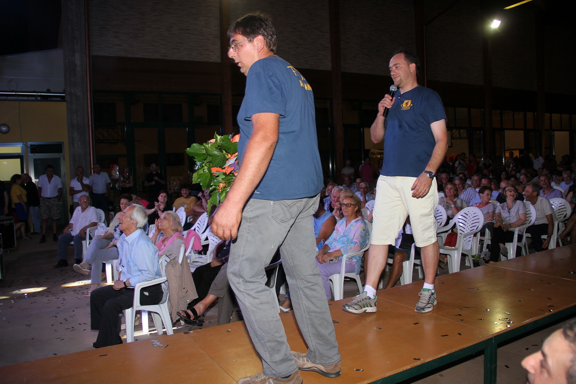 Gorzano24_222.JPG - il presidente Armando con il vice Giancarlo porgono un omaggio floreale offerto dalla "Botteguccia di Romina" alla Cantante Monica