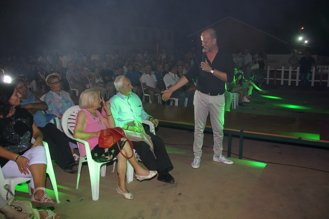 Gorzano25_348.JPG - Un saluto dell'orchestra all'impresario Vic Nocera