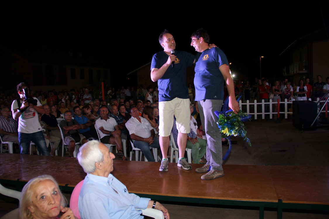 Gorzano25_418.JPG - Omaggio floreale offerto dalla "Botteguccia di Romina" del presidente della proloco alla cantante
