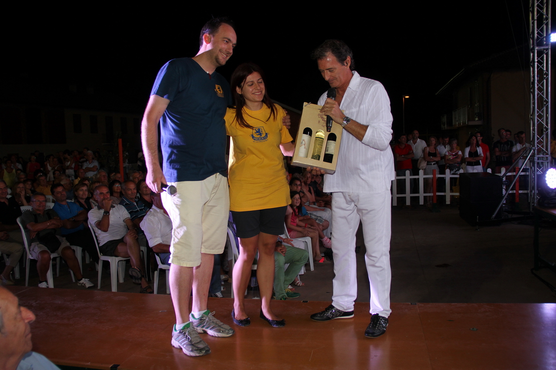 Gorzano25_430.JPG - Sabrina consegna all'orchestra una confezione di bottiglie di vino